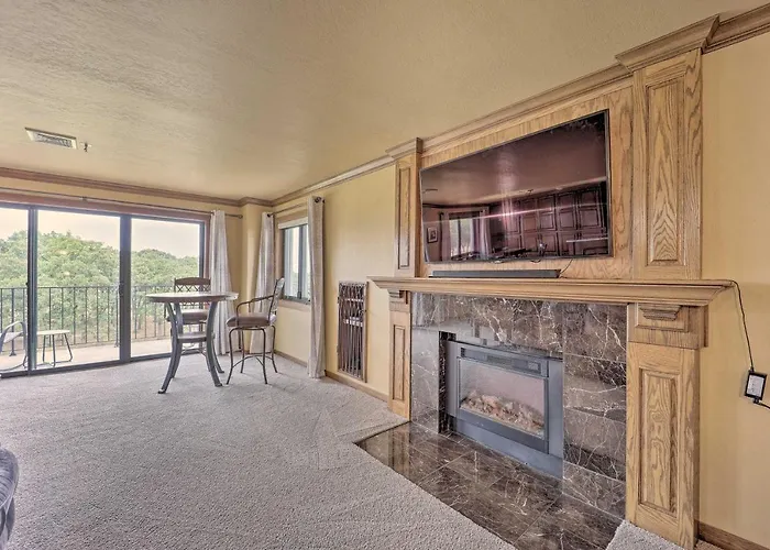 Golf Course & Lake Views: Cozy Afton Condo!